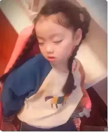 5歲出道年賺百萬!哭著說要「養弟弟」的阿拉蕾,如今褪去嬰兒肥,濃眉大眼美成高級臉~