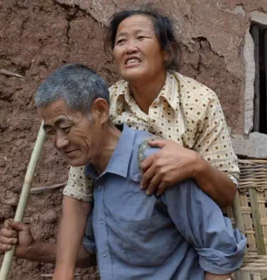丈夫雙目失明,妻子下身殘障,「背簍夫妻」40年來形影不離,網感動:真愛無疆~