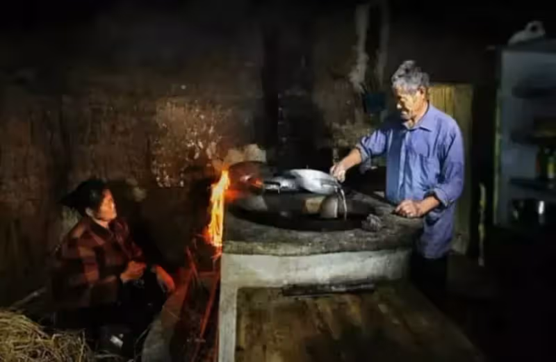 丈夫雙目失明,妻子下身殘障,「背簍夫妻」40年來形影不離,網感動:真愛無疆~