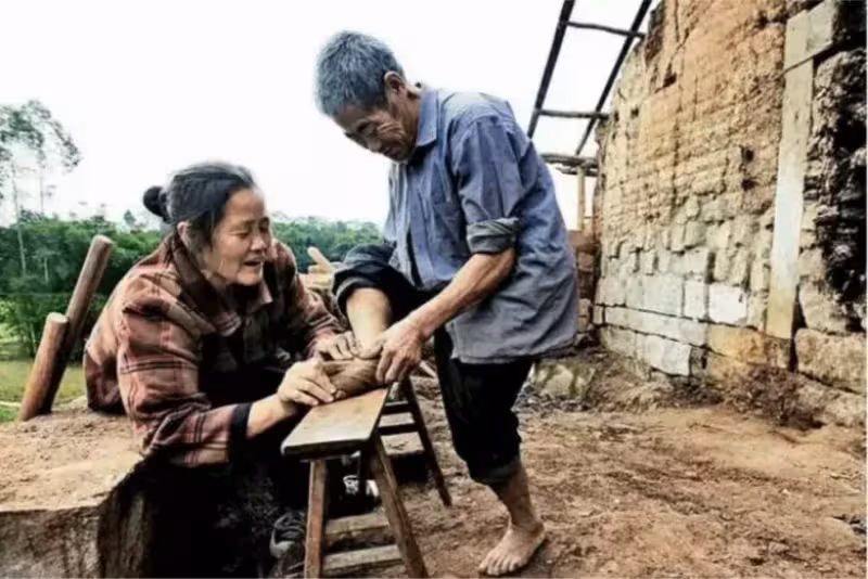 丈夫雙目失明,妻子下身殘障,「背簍夫妻」40年來形影不離,網感動:真愛無疆~
