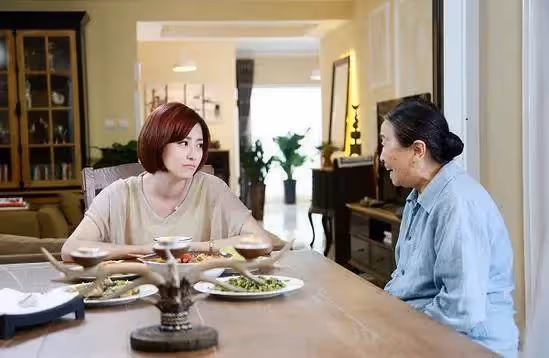 商量婚事准婆婆嘲笑親家少見世面,姑娘分手後小伙:不該以貌取人