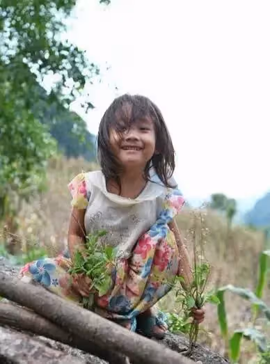 漂亮越南媽媽嫌棄跑了,6歲女童和爺爺留守大山相依為命,家務活樣樣都在行,儼然家裡的小主人