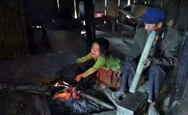 漂亮越南媽媽嫌棄跑了,6歲女童和爺爺留守大山相依為命,家務活樣樣都在行,儼然家裡的小主人