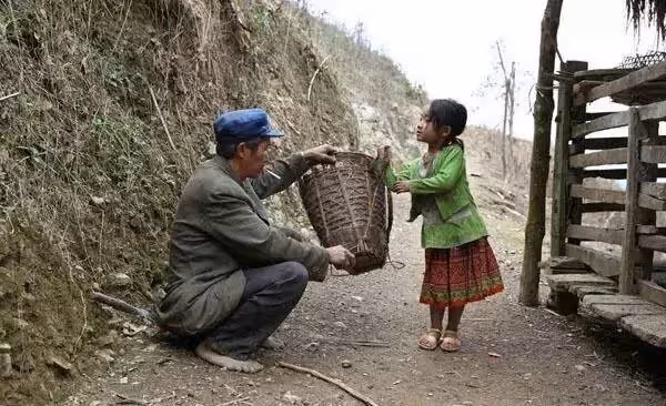 漂亮越南媽媽嫌棄跑了,6歲女童和爺爺留守大山相依為命,家務活樣樣都在行,儼然家裡的小主人