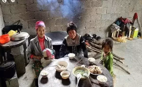 漂亮越南媽媽嫌棄跑了,6歲女童和爺爺留守大山相依為命,家務活樣樣都在行,儼然家裡的小主人
