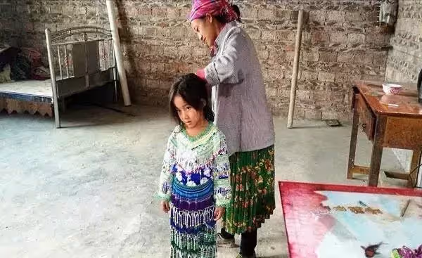 漂亮越南媽媽嫌棄跑了,6歲女童和爺爺留守大山相依為命,家務活樣樣都在行,儼然家裡的小主人
