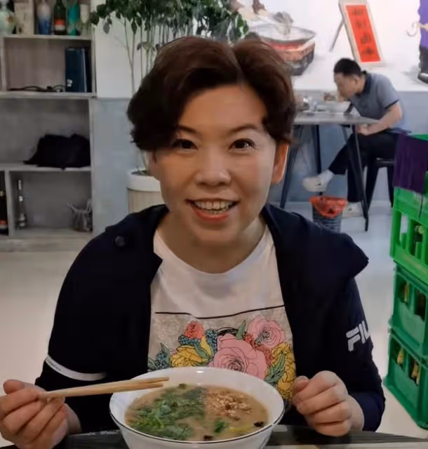 鄧亞萍現身街邊飯館就餐,只點一碗素麵大口吃,不戴口罩沒人認出