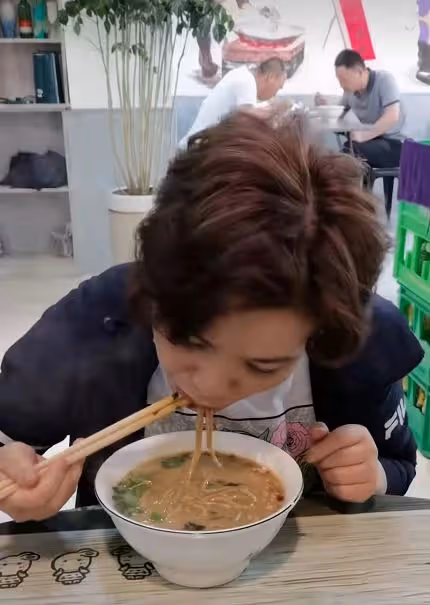 鄧亞萍現身街邊飯館就餐,只點一碗素麵大口吃,不戴口罩沒人認出