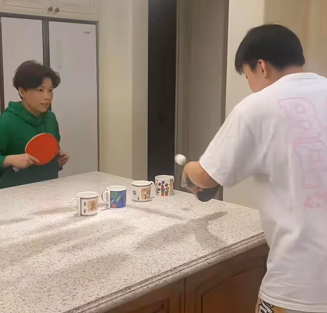 鄧亞萍現身街邊飯館就餐,只點一碗素麵大口吃,不戴口罩沒人認出