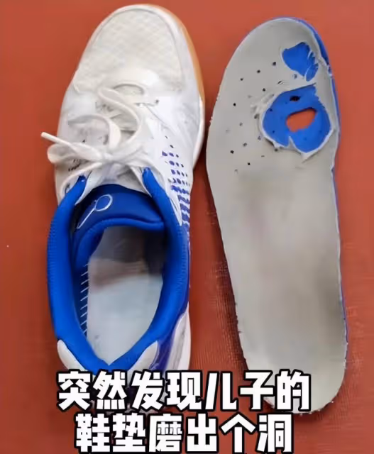 鄧亞萍現身街邊飯館就餐,只點一碗素麵大口吃,不戴口罩沒人認出
