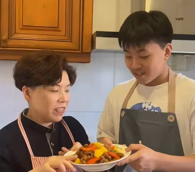 鄧亞萍現身街邊飯館就餐,只點一碗素麵大口吃,不戴口罩沒人認出