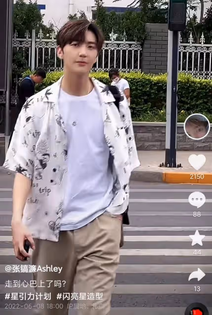 莫少聰21歲兒子近照,帥氣十足太像媽媽洪欣,已改跟繼父張丹峰姓