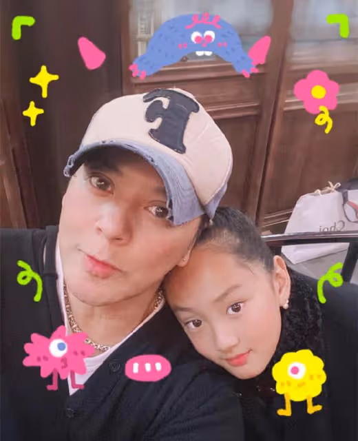 莫少聰21歲兒子近照，帥氣十足太像媽媽洪欣，已改跟繼父張丹峰姓