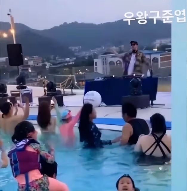具俊曄現身泳池派對,戴著墨鏡在岸上打碟,美女穿比基尼跳舞
