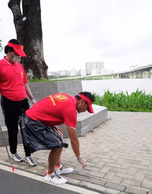 何家勁烈日下當志願者,垃圾袋拴腰上不矯情,退圈多年仍堅持慈善