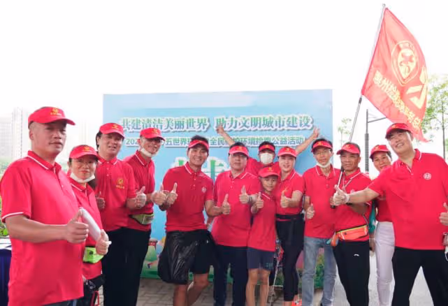 何家勁烈日下當志願者,垃圾袋拴腰上不矯情,退圈多年仍堅持慈善