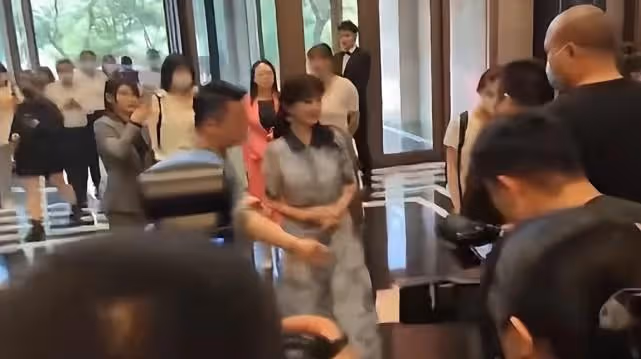 趙雅芝難捨戀舊情結,68歲圓夢定居杭州,多次漫步西湖找回憶!