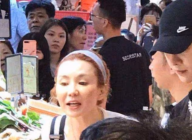 張曼玉老到不敢認,雙頰凹陷枯瘦憔悴,背影佝僂像拾荒老人!