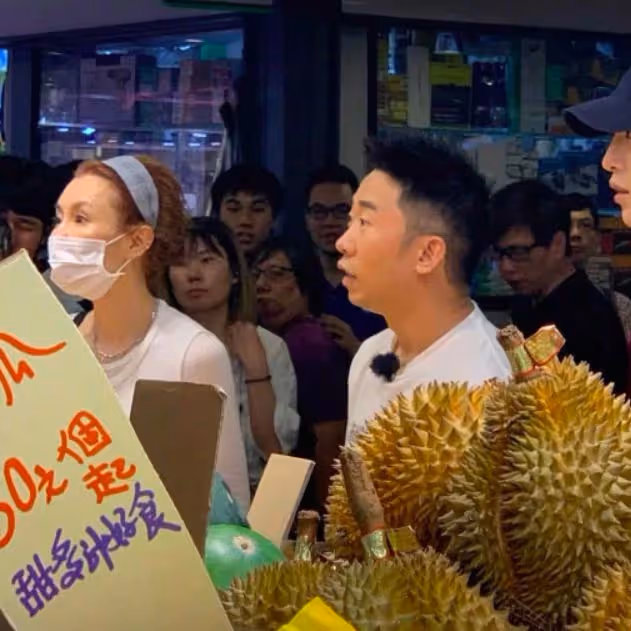張曼玉老到不敢認,雙頰凹陷枯瘦憔悴,背影佝僂像拾荒老人!