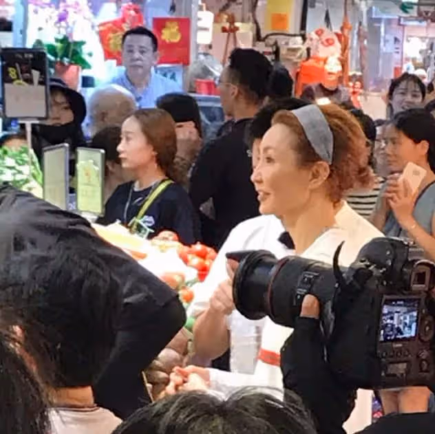 張曼玉老到不敢認,雙頰凹陷枯瘦憔悴,背影佝僂像拾荒老人!