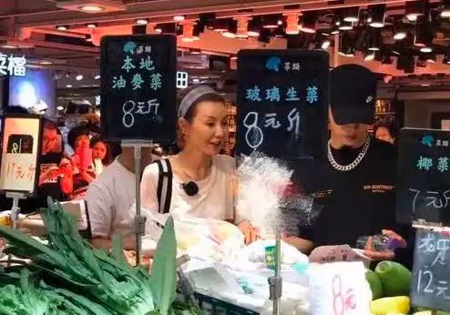 張曼玉老到不敢認,雙頰凹陷枯瘦憔悴,背影佝僂像拾荒老人!