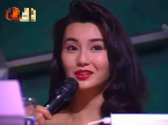 張曼玉老到不敢認,雙頰凹陷枯瘦憔悴,背影佝僂像拾荒老人!