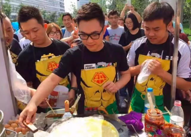 失去張朝陽的支持,大鵬從眾星捧月摔下,新電影票房慘澹不及沈騰