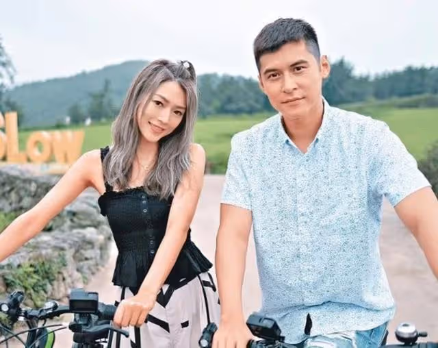 超甜!香港人氣男神訂婚後首曬合照放閃,與TVB小花女友深情對望