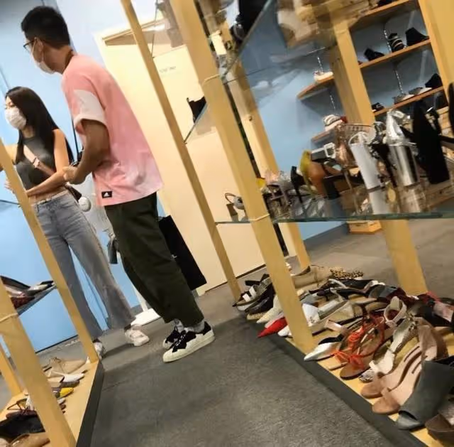 超甜!香港人氣男神訂婚後首曬合照放閃,與TVB小花女友深情對望