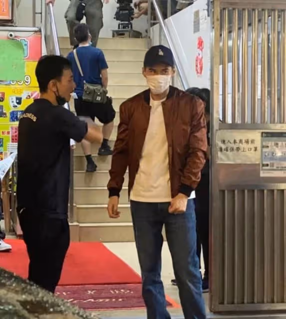 超甜!香港人氣男神訂婚後首曬合照放閃,與TVB小花女友深情對望
