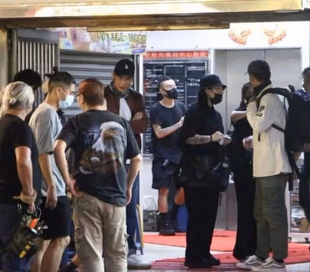超甜!香港人氣男神訂婚後首曬合照放閃,與TVB小花女友深情對望