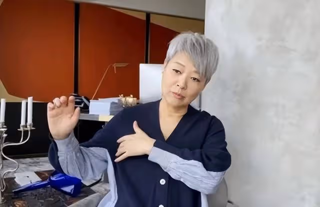 67歲知名女星宣布復出!兩度抗癌成功,化療後頭髮眉毛都掉光了