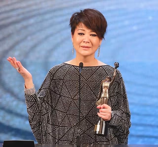 67歲知名女星宣布復出!兩度抗癌成功,化療後頭髮眉毛都掉光了