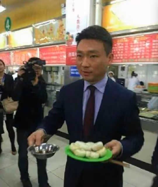 央視員工食堂曝光,頂級名嘴們的日常飯菜,或許跟你想像的不一樣
