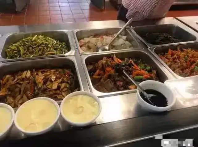 央視員工食堂曝光，頂級名嘴們的日常飯菜，或許跟你想像的不一樣