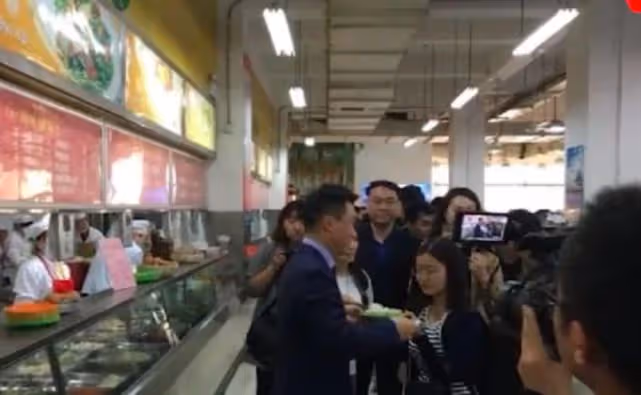 央視員工食堂曝光，頂級名嘴們的日常飯菜，或許跟你想像的不一樣