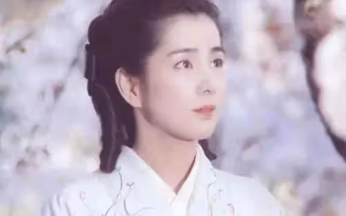 她是日本國寶級影后,被日本人民尊為女神,也被譽為「第一美人」