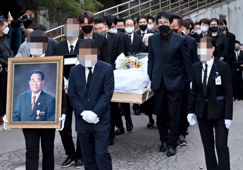 95歲高齡主持人宋海出殯　劉在石、姜虎東抬棺