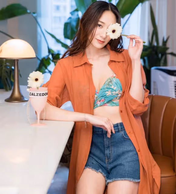 徐少強雪梨女兒近照引關注!穿短褲秀身材長腿吸睛,曾是選美冠軍