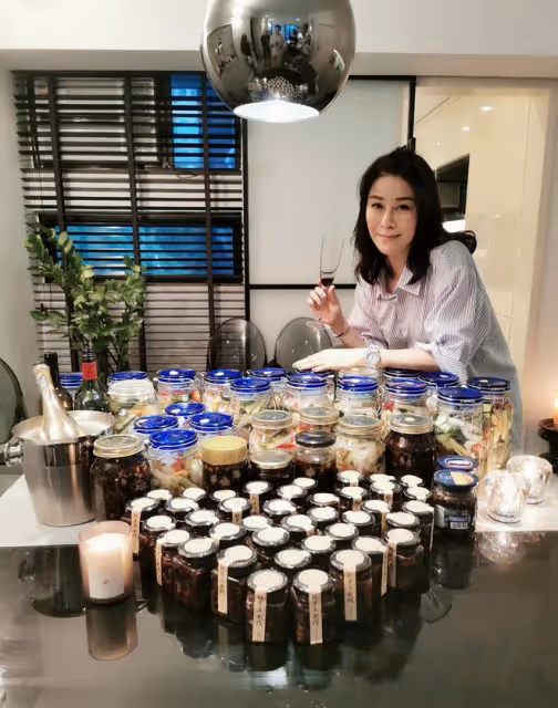 盧惠光前妻自製60瓶辣椒醬,意外曝光豪宅內景,改嫁醫生生活愜意