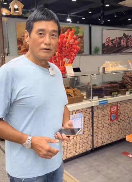 64歲香港戲骨久居內地,愜意逛路邊攤無人識,一天吃三餐僅花10元
