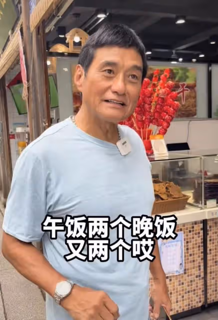 64歲香港戲骨久居內地,愜意逛路邊攤無人識,一天吃三餐僅花10元