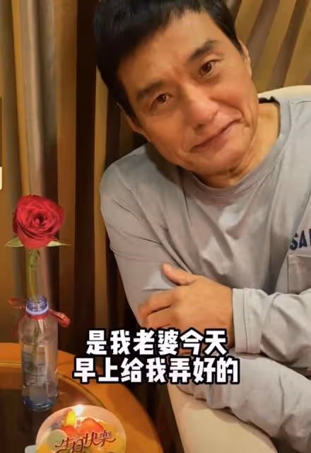 64歲香港戲骨久居內地，愜意逛路邊攤無人識，一天吃三餐僅花10元