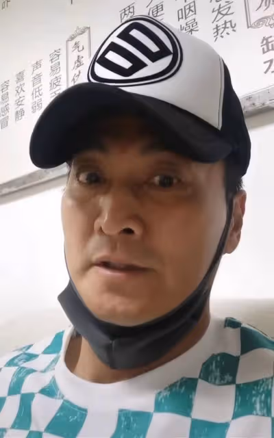 62歲何家勁內地做針灸,渾身扎針眉頭緊鎖顯疼痛,健康狀況引擔憂