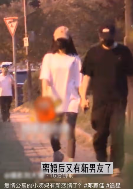 女星離婚2年疑戀愛!與男子親密牽手回家,還開豪車多次出入酒店