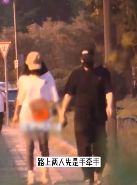 女星離婚2年疑戀愛!與男子親密牽手回家,還開豪車多次出入酒店