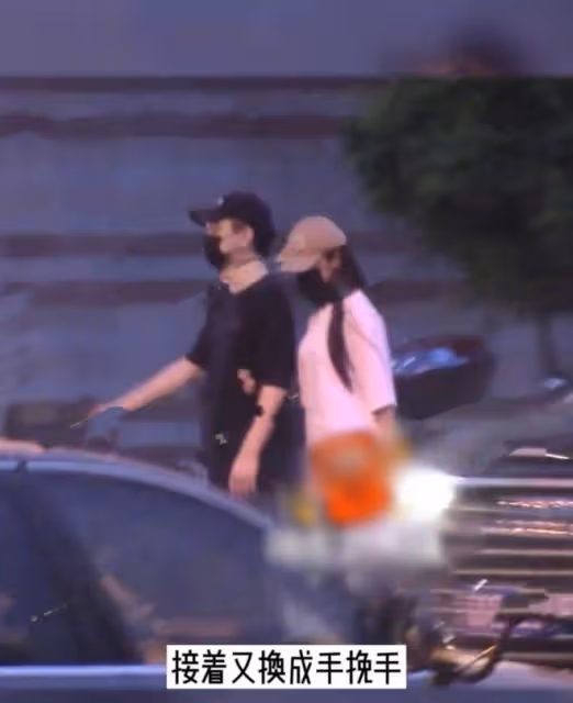 女星離婚2年疑戀愛!與男子親密牽手回家,還開豪車多次出入酒店