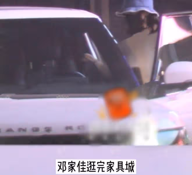 女星離婚2年疑戀愛!與男子親密牽手回家,還開豪車多次出入酒店