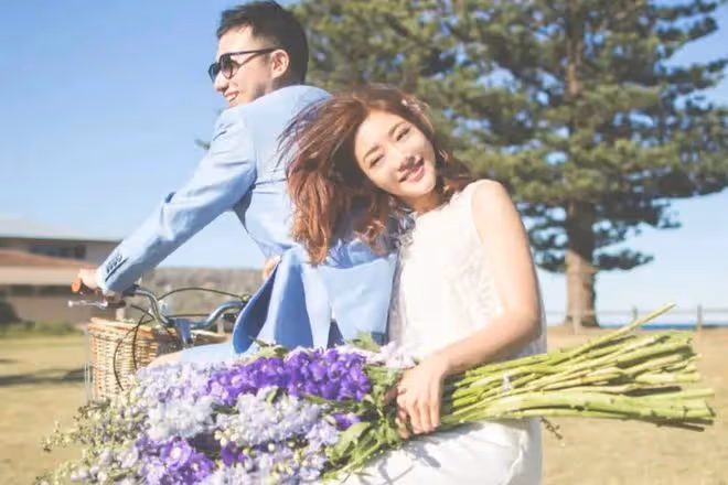 女星離婚2年疑戀愛!與男子親密牽手回家,還開豪車多次出入酒店