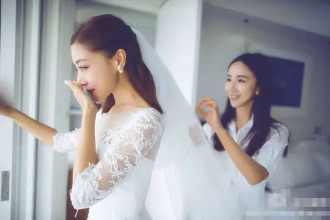 女星離婚2年疑戀愛!與男子親密牽手回家,還開豪車多次出入酒店